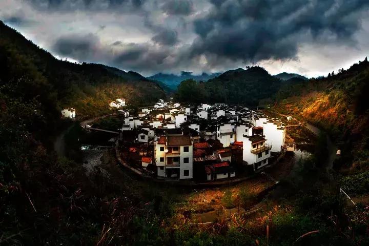 QQ 2015手机版下载，自然美景的心灵之旅，启程体验最新版本的奇妙世界！