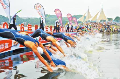 最新泳衣，自然美景探索之旅的时尚装备